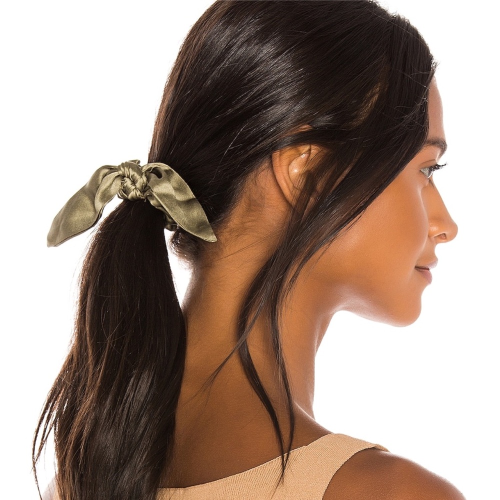 *NWOT* Silk Chiquita Scrunchie - DONNI.